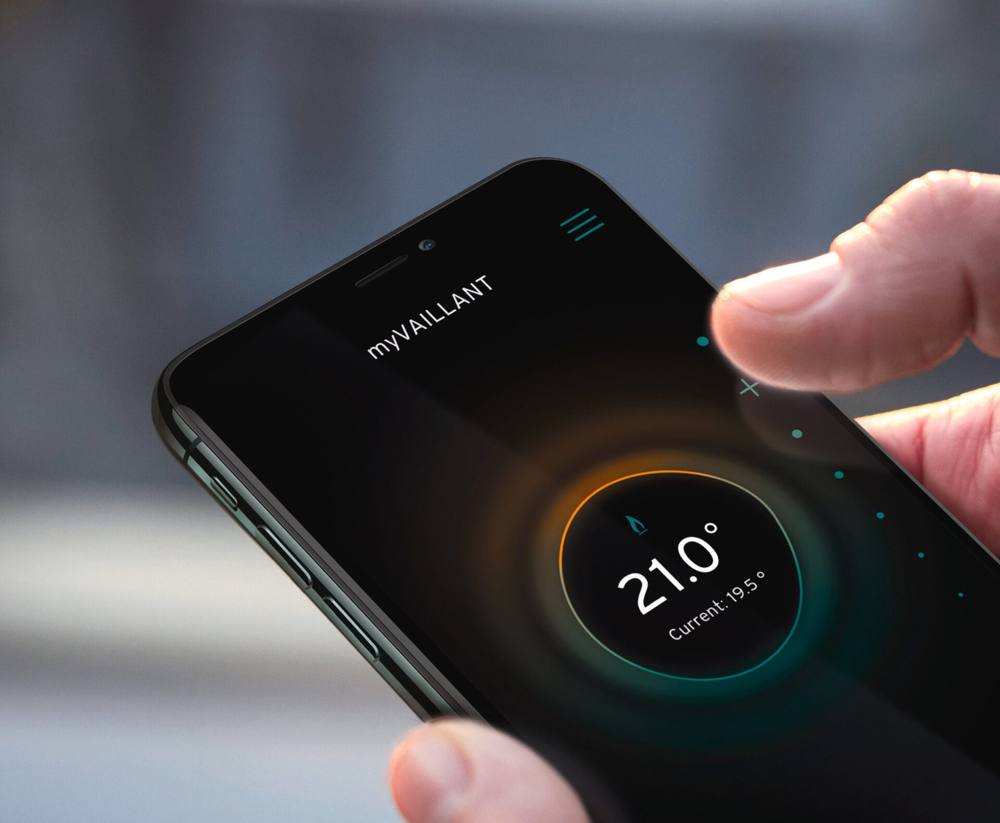 Smartphone met de myVAILLANT-app, die de kamertemperatuur toont