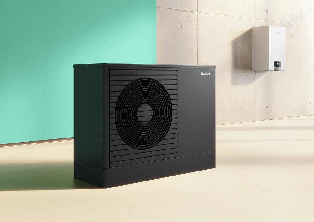Vaillant aroTHERM plus buitenunit, met een Vaillant cv-ketel aan de wand erachter