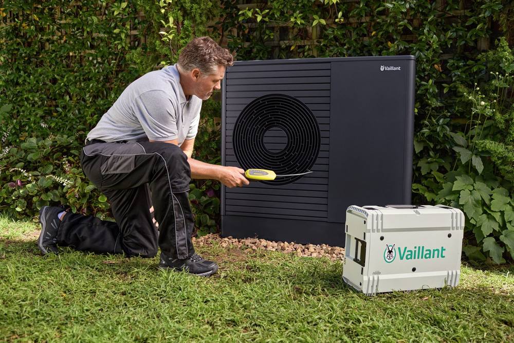 Monteur controleert een Vaillant warmtepomp met een meetinstrument