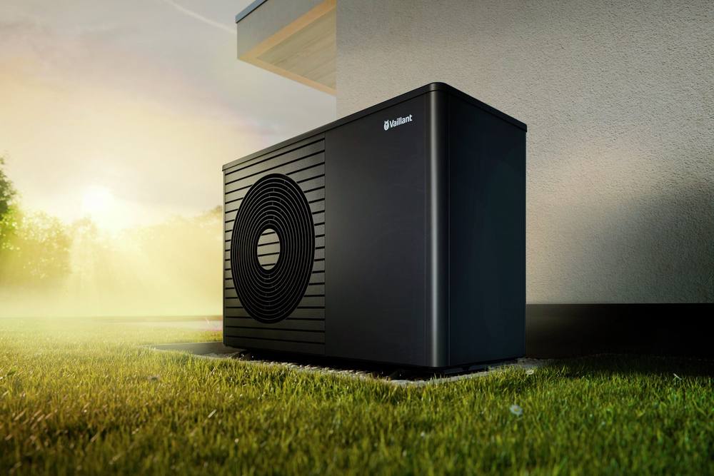 Vaillant aroTHERM plus op een grasveld in het ochtendlicht