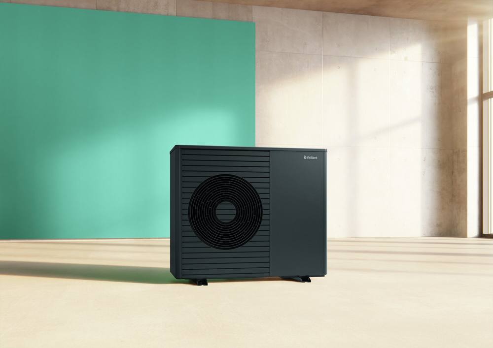 Vaillant aroTHERM plus in de middelste behuizing, in een lichte ruimte