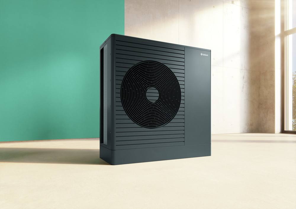 Vaillant aroTHERM pro in de grote behuizing, in een lichte ruimte