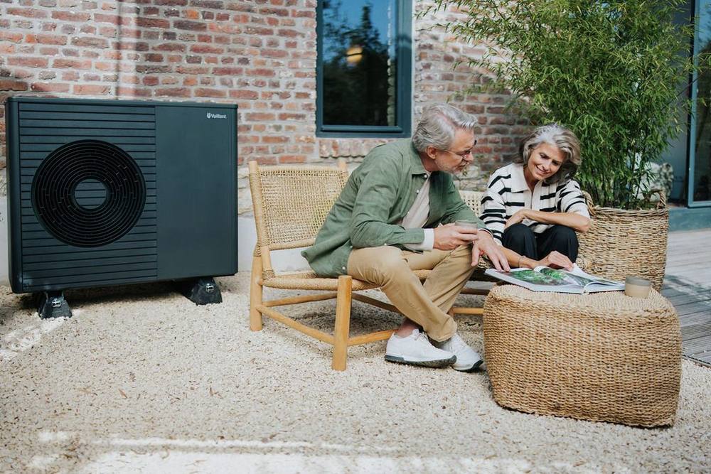 Stel ontspant in de tuin naast de Vaillant warmtepomp