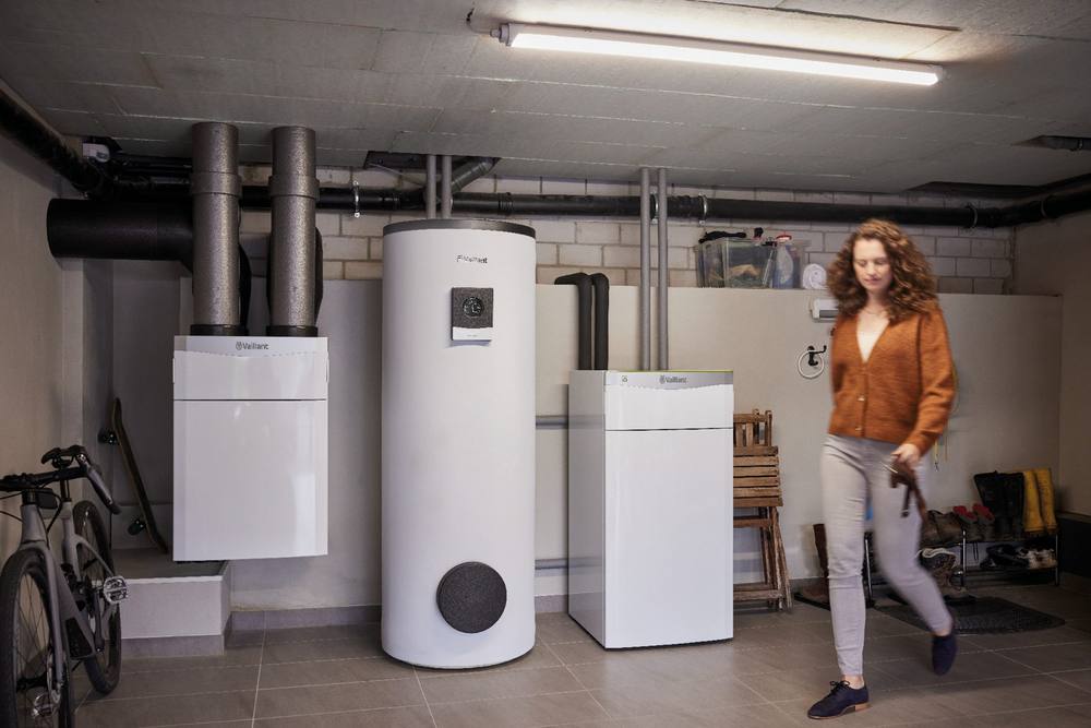Technische ruimte met het binnendeel van een warmtepomp en een boiler voor warm water