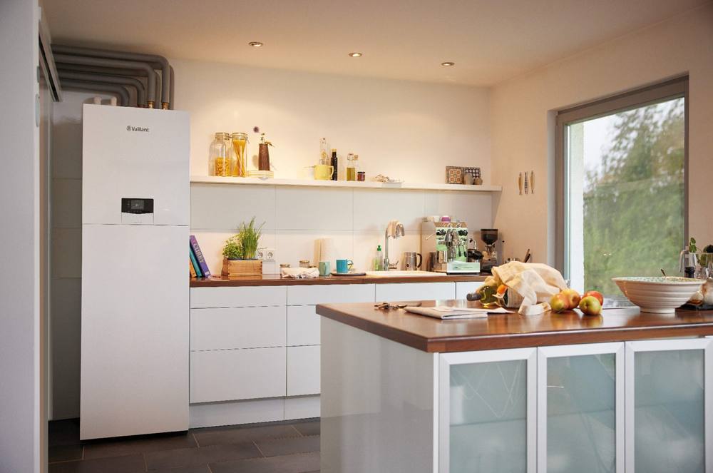 Vaillant uniTOWER binnenunit in een lichte keuken